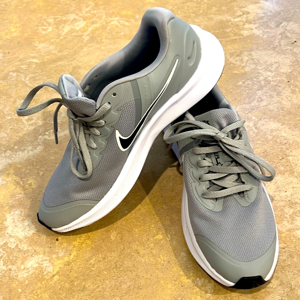 New Nike Soft cushion sneakers Size 6